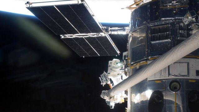 فضانورد ناسا در حال تعمیر هابل