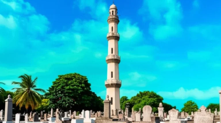 مناره و قبرستان تاریخی مسجد بزرگ ماله: تاریخچه، معماری و دیدنی ها